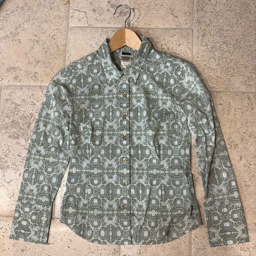 Fresh and sporty floral Woman’s Patagonia blouse size 4 green print